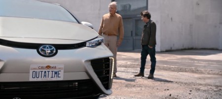 Marty McFly (Michael J. Fox) et Doc Brown (Christopher Lloyd) dans une pub pour la Toyota Mirai