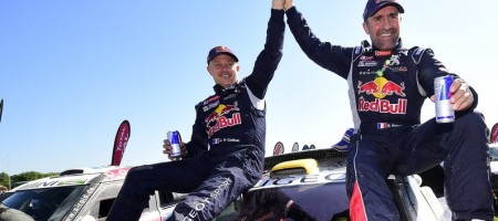 Stéphane Peterhansel et son copilote Jean-Paul Cottret vainqueur du Dakar 2016 pour Peugeot