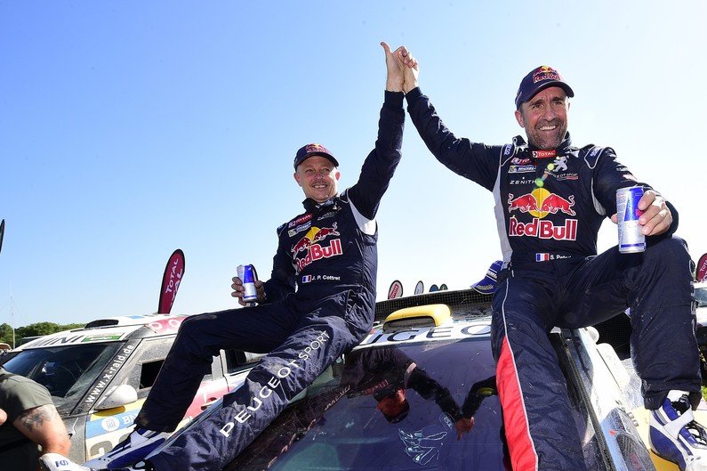 Stéphane Peterhansel et son copilote Jean-Paul Cottret vainqueur du Dakar 2016 pour Peugeot